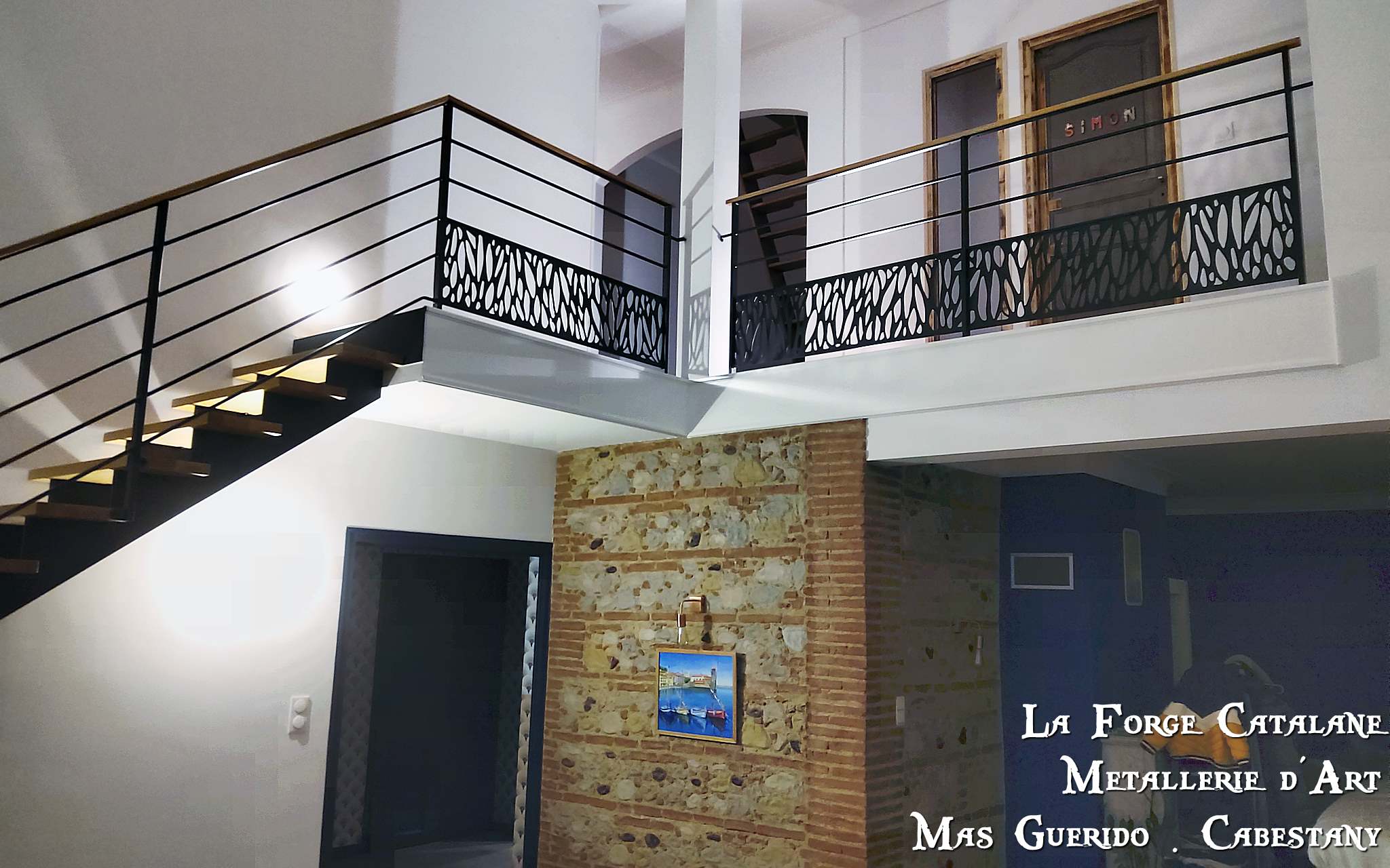 escalier marches et mains courante en bois rampant avec lisses en fer rond garde corps en decoupe laser et lisses horizontale forge catalane.jpg